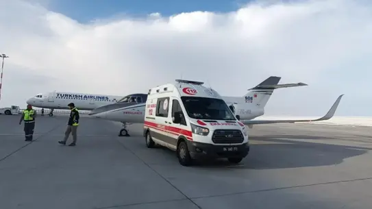 Uçak ambulans içinde bebek ve sağlık ekibi