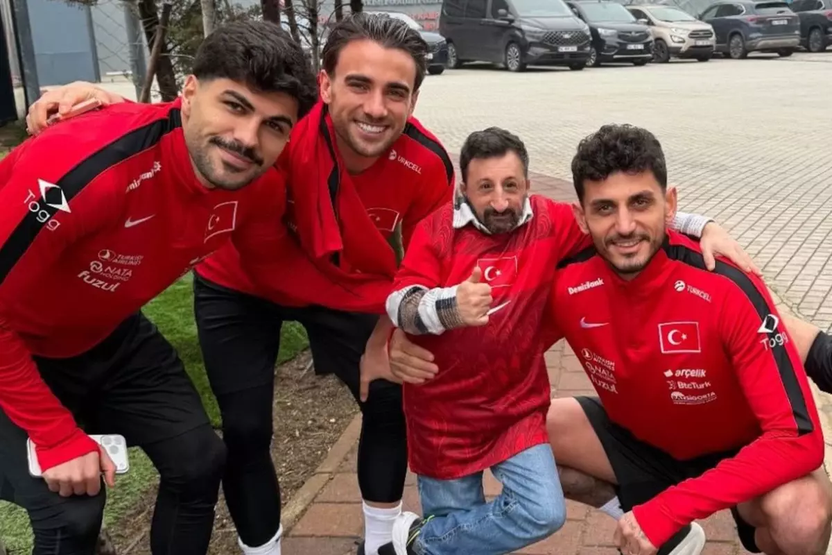 Köksal Baba, A Milli Takım Kampına Renkli Ziyaretinde Futbolcuları Neşelendirdi