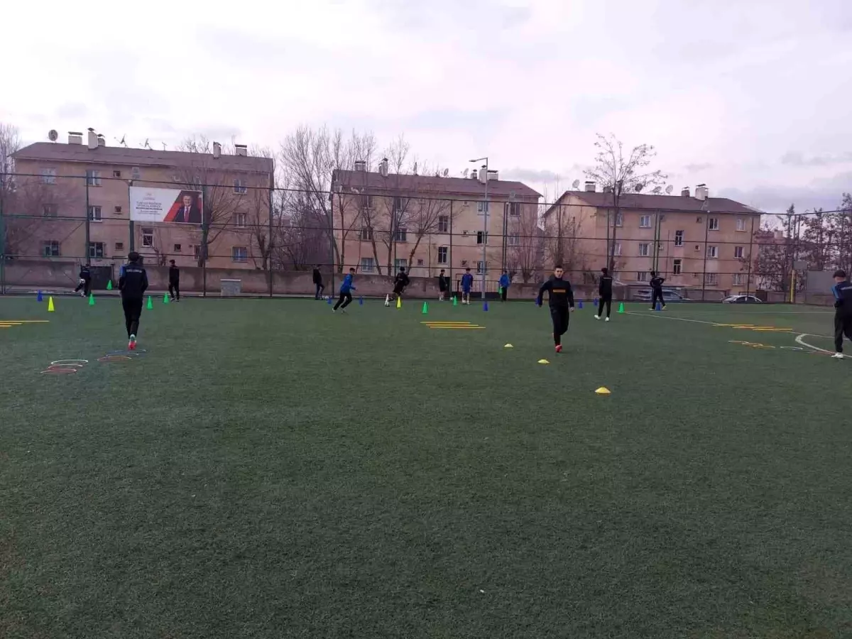 Muş'ta Genç Futbolcuların Antrenman Rutinleri Hız Kesmeden Devam Ediyor