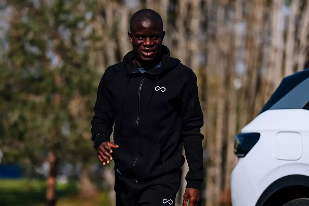 N'Golo Kanté, Fransa Milli Takımı Kampında Sadelik ve Liderliğiyle Göz Doldurdu