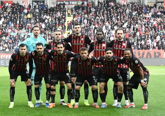 Uğur Uçar taktik tahtasında