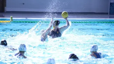 Göztepe Kadın Sutopu takımı maçtan bir an