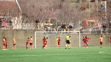 Yüksekova Spor sahasında Trabzonspor maçı