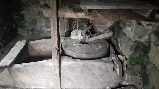 Park içinde akan su ve eski değirmenler