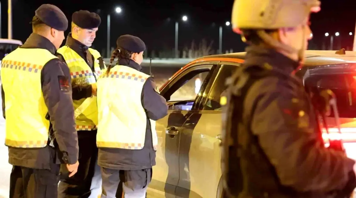 Aksaray’da Jandarma Güvenlik Kontrolü: 3 Şahıs Gözaltına Alındı