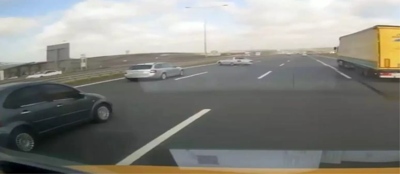 Arnavutköy'de Makas Atan Sürücü Bariyere Çarptı: Detaylar ve Güvenlik Uyarıları