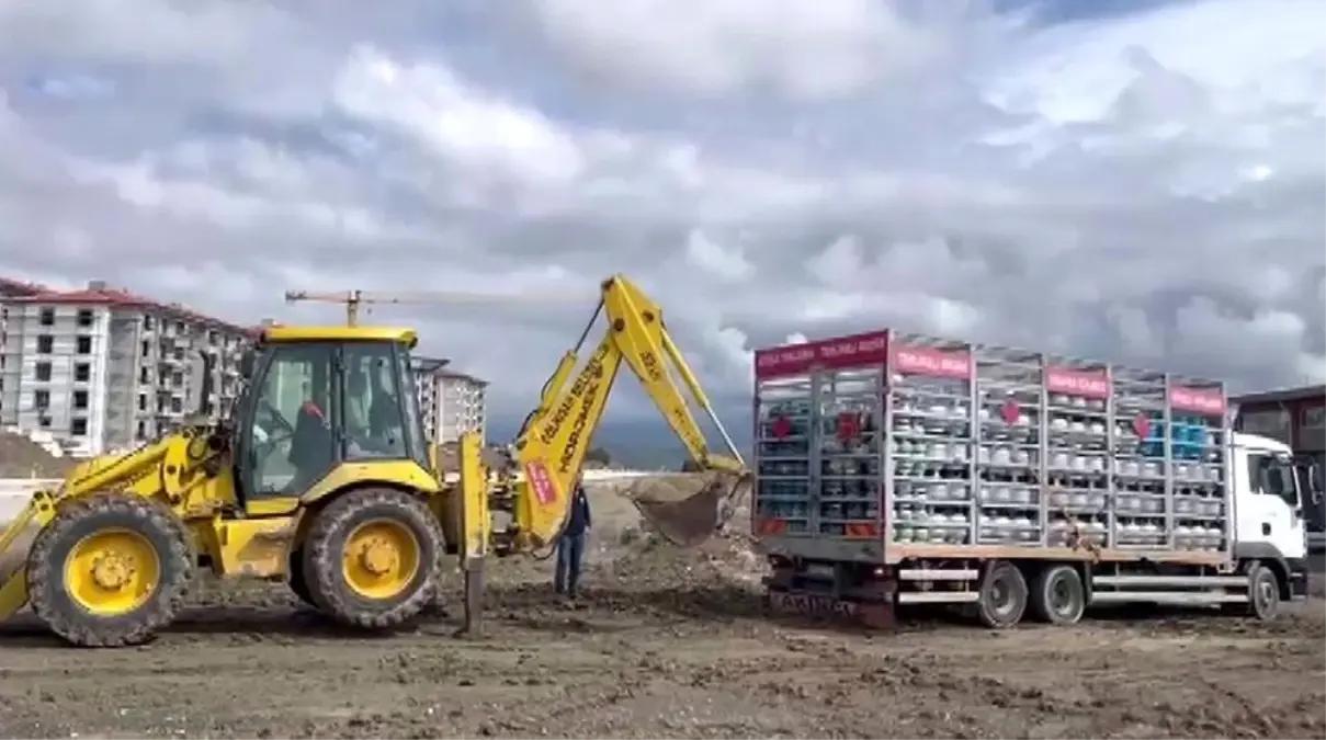 Burdur’da Çamura Saplanan Tüp Yüklü Kamyon, Kepçeyle Kurtarıldı
