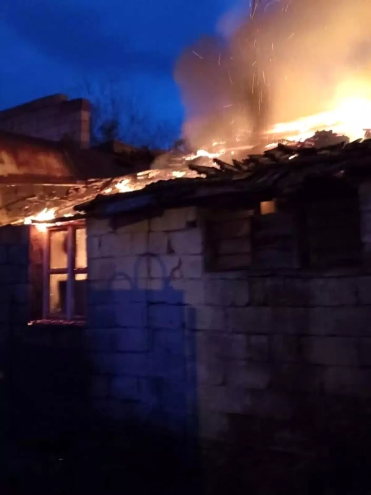 Dörtyol'da metruk bina yangını