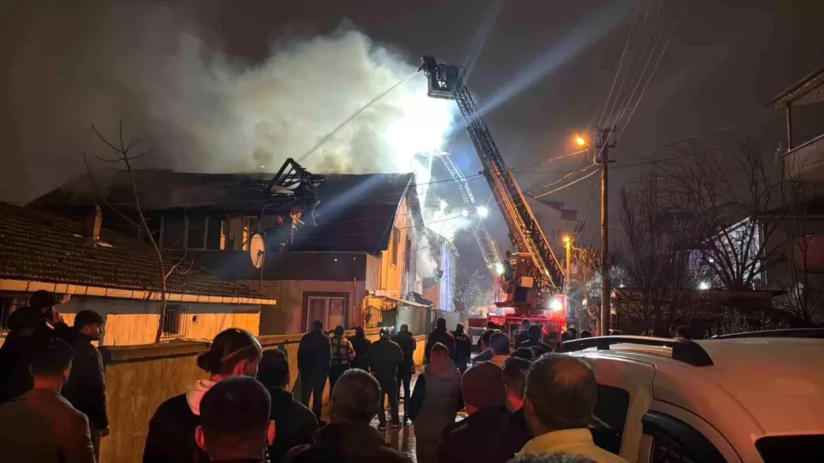 Derince'de Çatı Yangını Kontrol Altına Alındı, 3 Kişi Tedavi Edildi