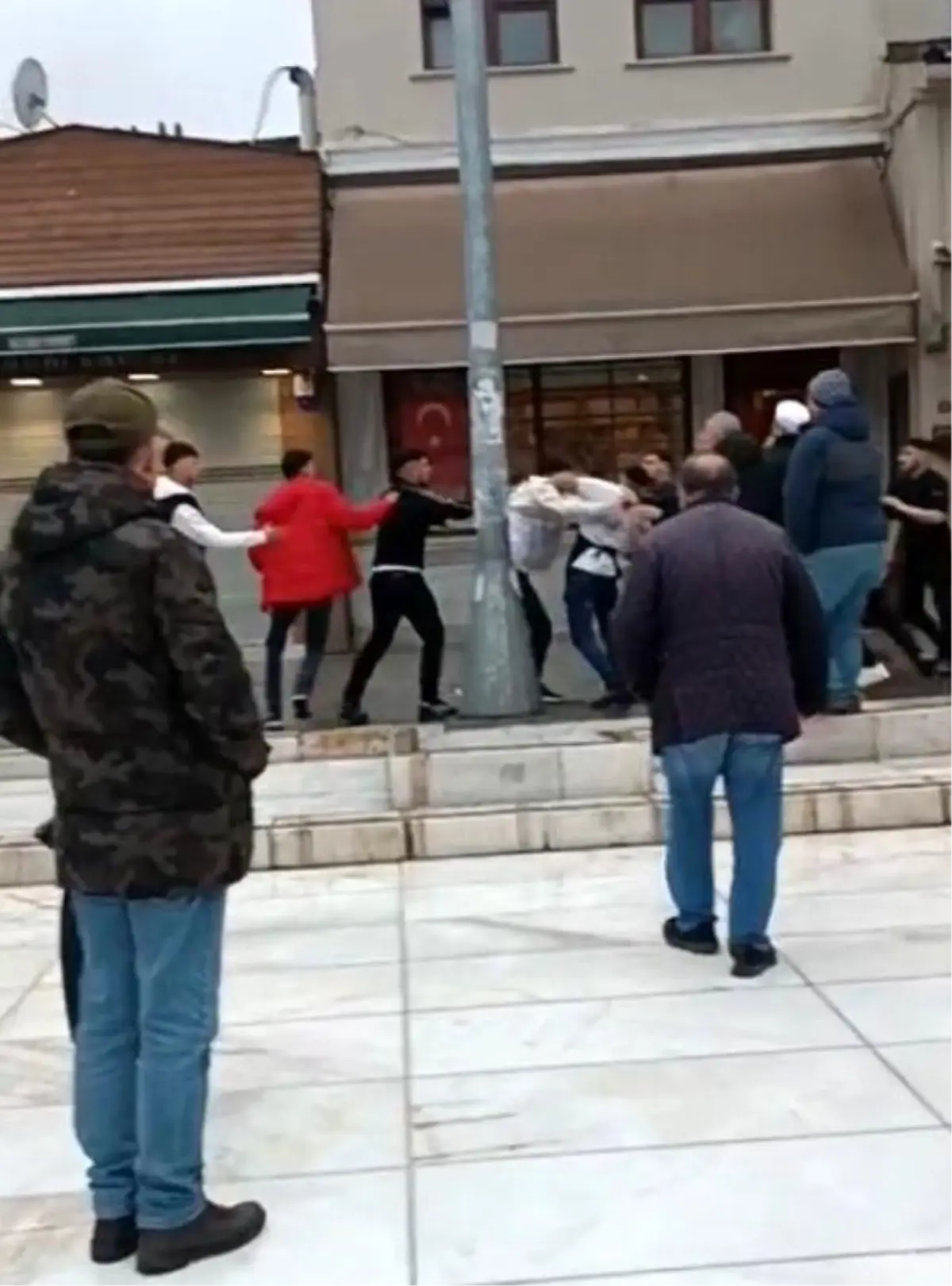 Eyüpsultan’da Sokak Kavgası: Sopalar ve Yumruklar Kamera Kayıtlarında