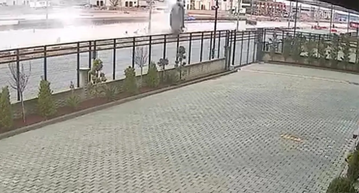 Konya’da Yağmurlu Gecede Ani Trafik Kazası: Araç Su Birikintisine Girince Takla Attı