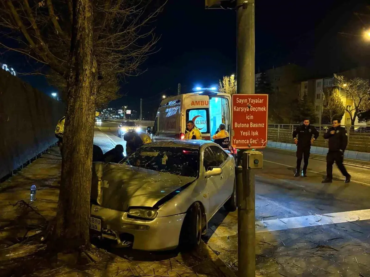Kayseri Melikgazi'de Direksiyon Kaybı Nedeniyle 2 Yaralı Trafik Kazası