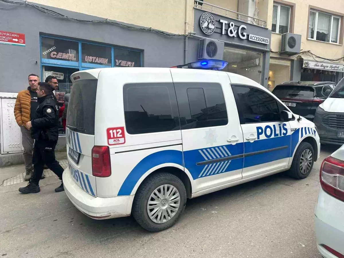 Sinop'ta Tadilat Sırasında Cam Kapı Patladı: Sağ Elinden Yaralanan İşçi