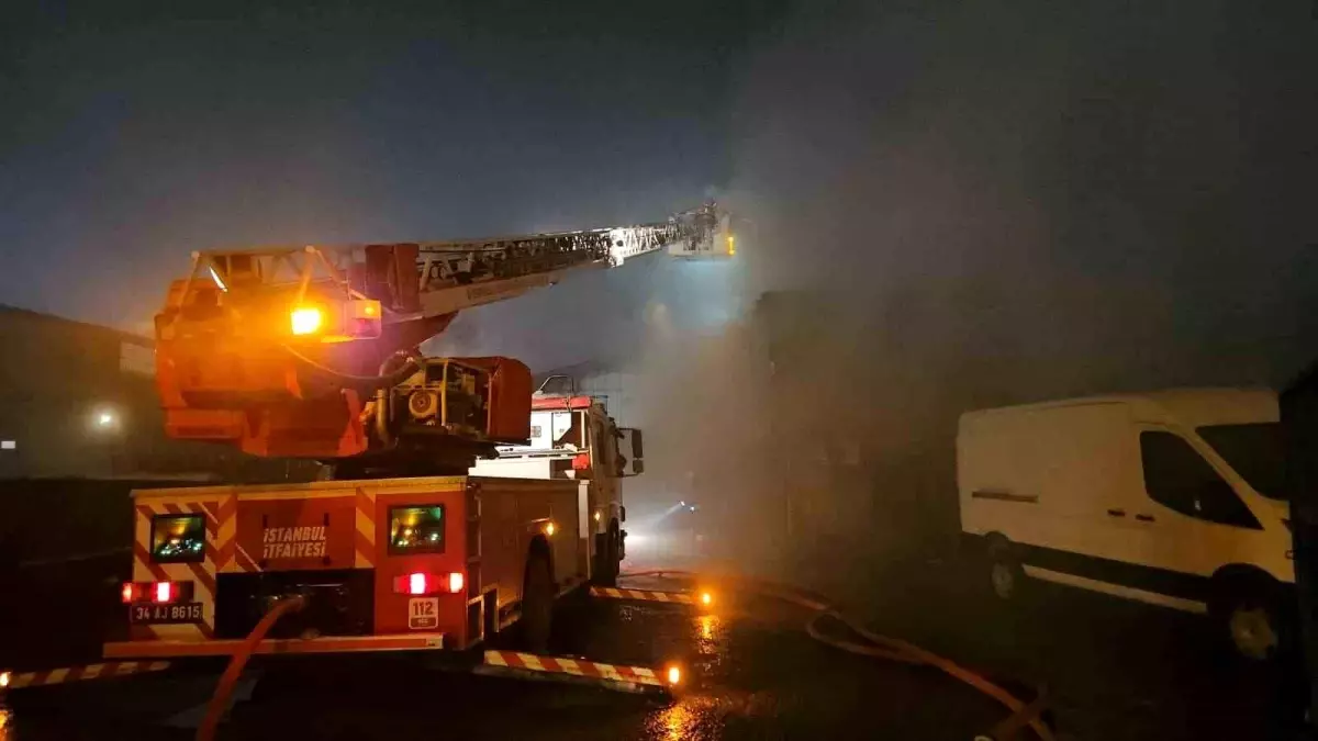Sultangazi'de Trafik Yangını Kömür Deposuna Sıçradı, İtfaiye Hızlı Müdahale Etti