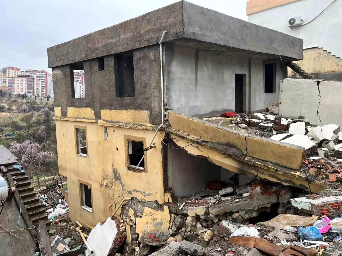 Adıyaman Besni’de Şiddetli Yağışlar Sonrası Tahliye Edilen Bina Çöktü