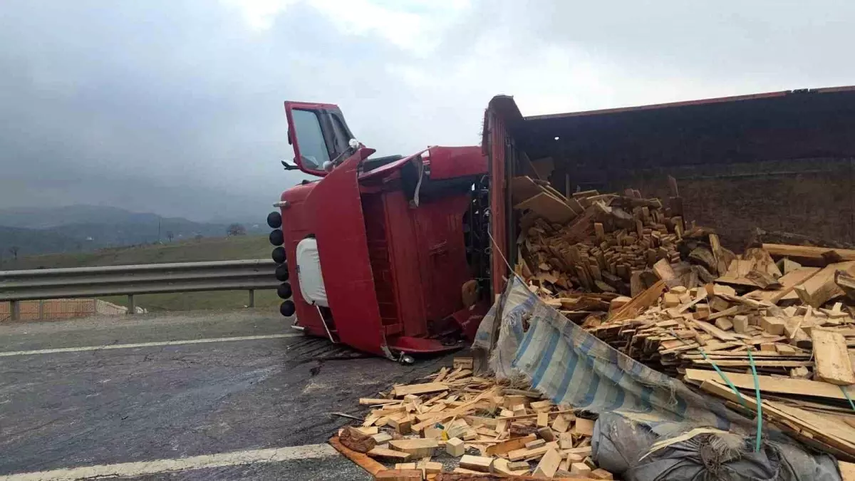 Yalova‑Bursa Karayolunda Tahta Yüklü Tır Devrildi, Sürücü Hafif Yaralı