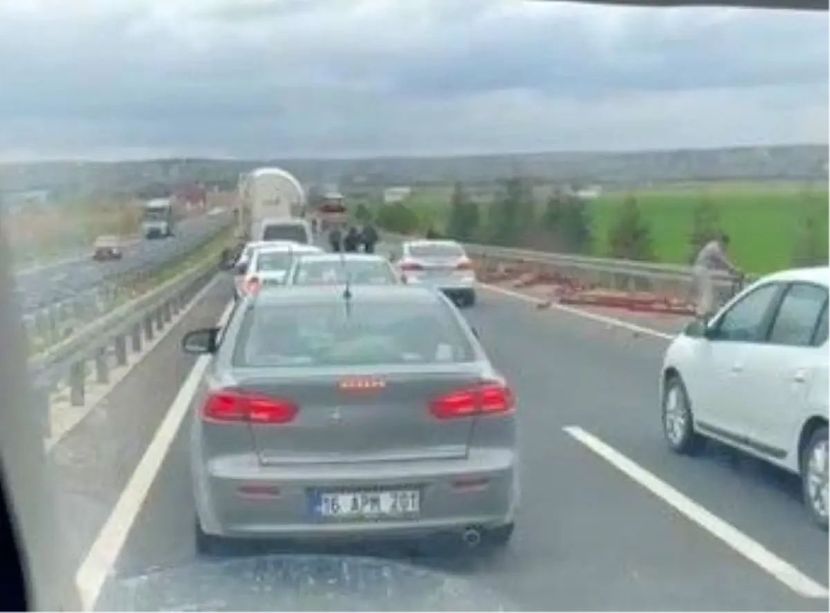 Eskişehir Yollarında Tır Kazası: Düşen Demirler Başka Araçta Hasara Yol Açtı