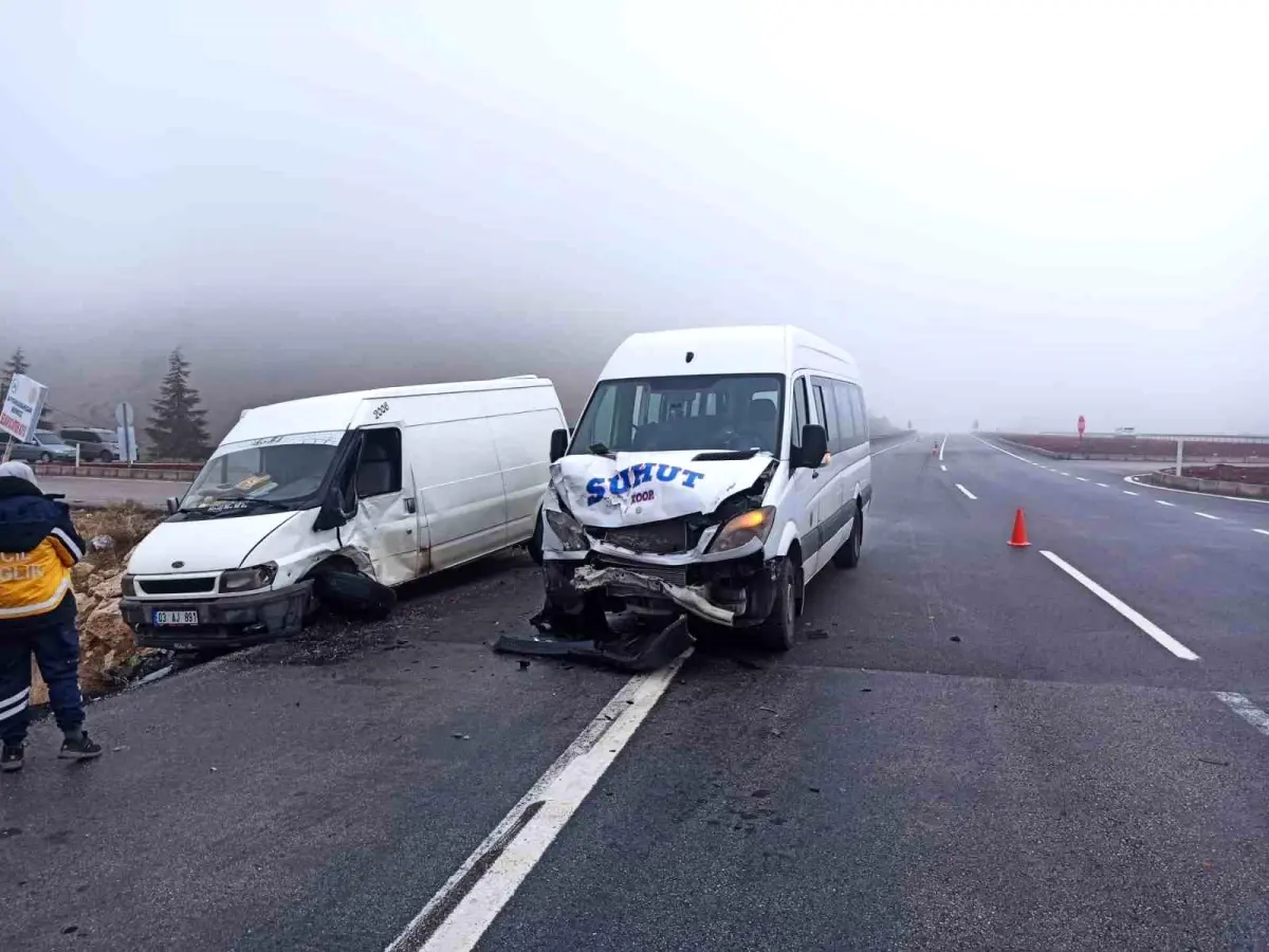 Afyonkarahisar’da Minibüs ve Kamyonet Çarpışması: 7 Yaralı