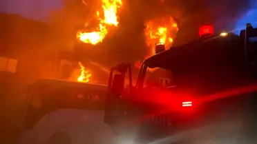 Serik'te İnşaat Malzemeleri Deposu Yangın Yakaladı: İtfaiye Hızla Müdahale Etti