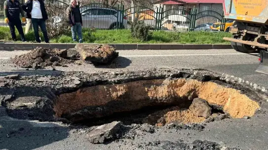 Diyarbakır’da Şiddetli Yağışlar Ana Yolda Büyük Çukur Oluşturdu