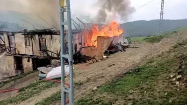 Yangın sonrası yıkılan ahşap ev