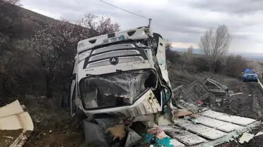 Devrilen kamyonetin hasar görüntüsü