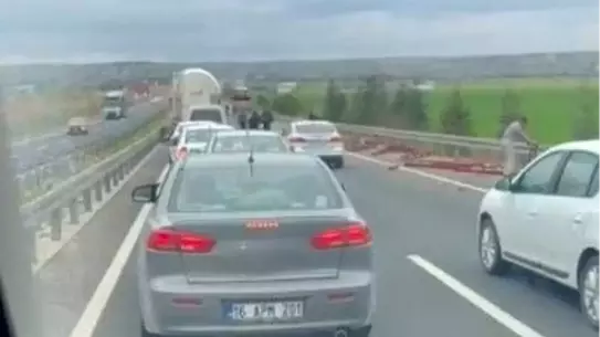 Eskişehir Yollarında Tır Kazası: Düşen Demirler Başka Araçta Hasara Yol Açtı