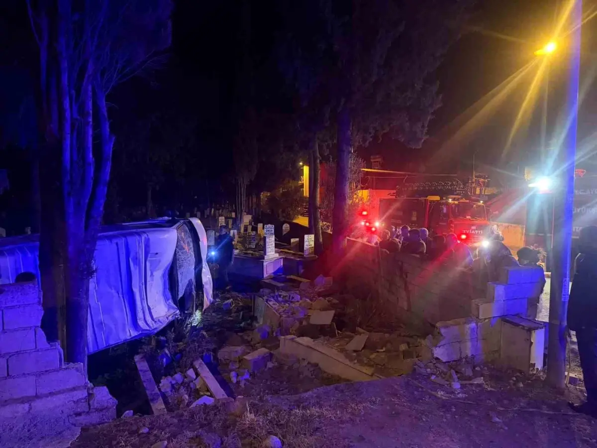 Köşk'te Minibüs Kontrolünü Kaybetti, Mezarlığa Çarptı