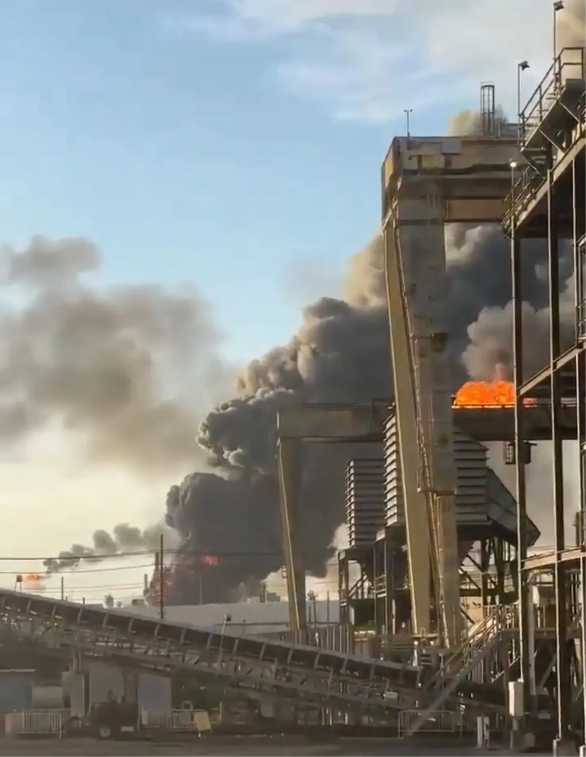 Port Arthur'da Büyük Petrol Rafineri Patlaması ve Yangın: Yetkililer Evde Kalma Çağrısı Yaptı