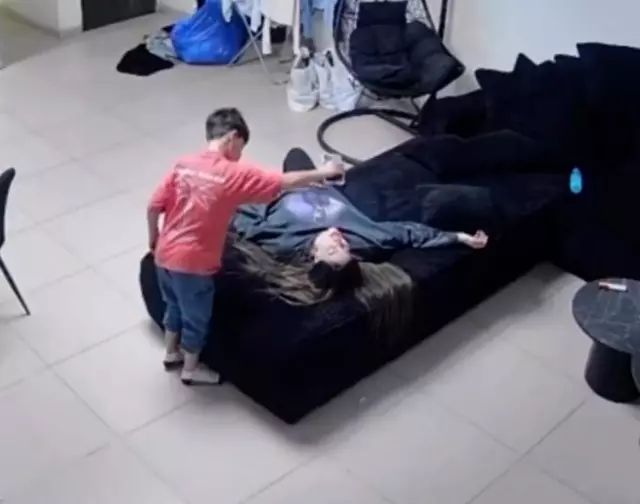 Çocuk annesine yardım ederken