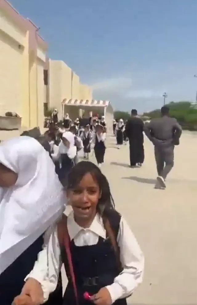 Patlama sonrası okul bahçesinde toplanan öğrenciler