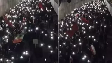 Tahran’da yürüyen protestocular