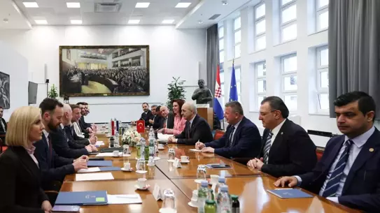 Zirveye katılan Kurtulmuş