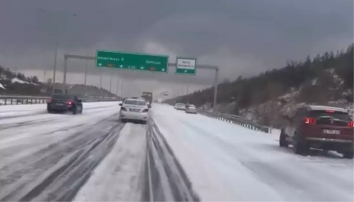 Gölbaşı'nda Şiddetli Sağanak ve Dolu Yol Açtığı Su Birikintisi Trafik Kazasına Neden Oldu