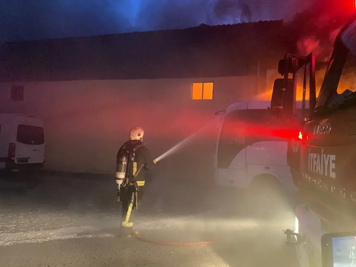 Serik’te İnşaat Malzemeleri Deposu Yangını Kontrol Altına Alındı