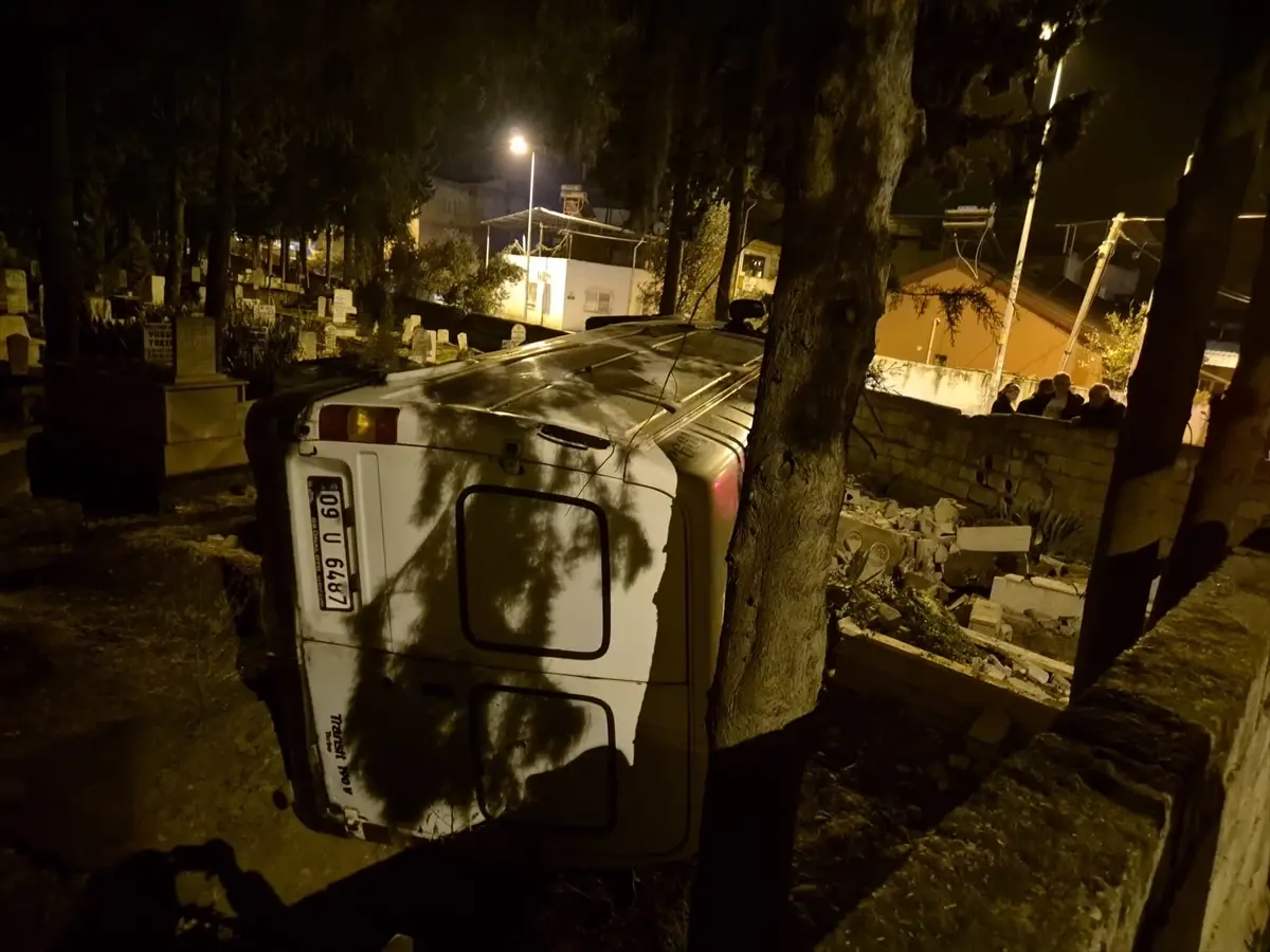 Aydın’da Panelvan Ters Yüzerek Mezarlığa Çarptı: 3 Yaralı