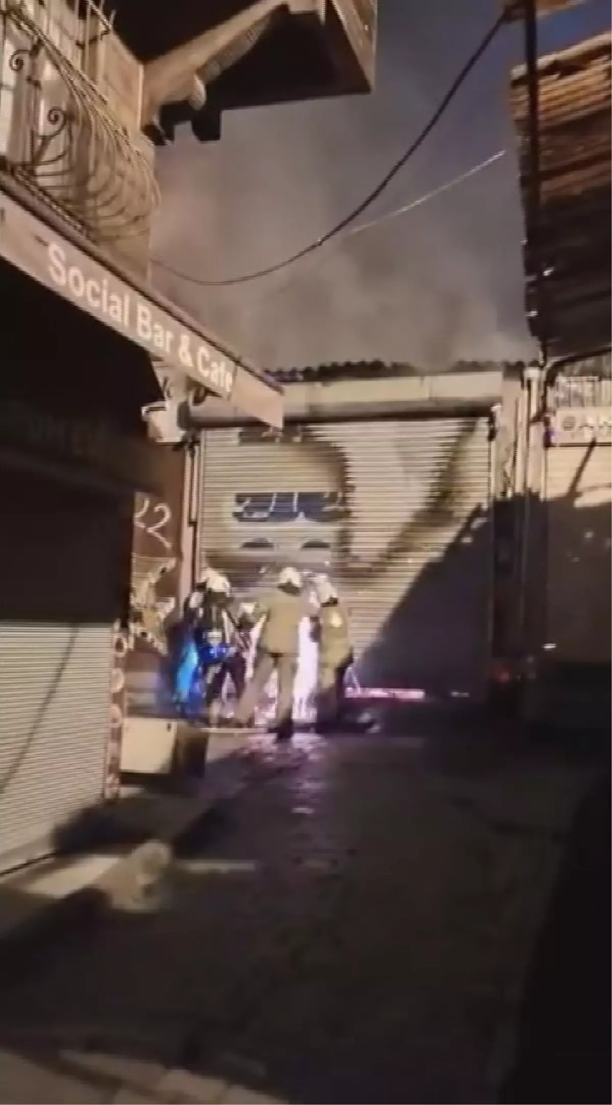 Beyoğlu'nda Tek Katlı İş Yerinde Çıkan Yangın Hızla Kontrol Altına Alındı