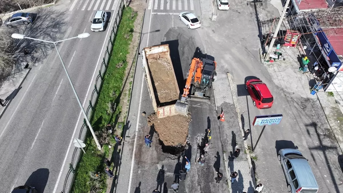 Diyarbakır‑Silvan Karayolunda Oluşan Çöküntü Trafiği Duraklattı