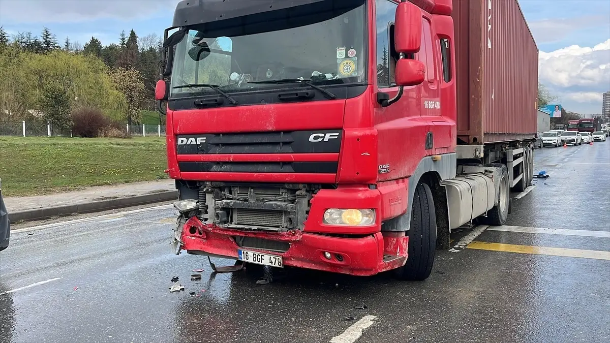 Eskişehir-Bursa Karayolu'nda Zincirleme Trafik Kazası: Minibüs Şoförü Yaralandı