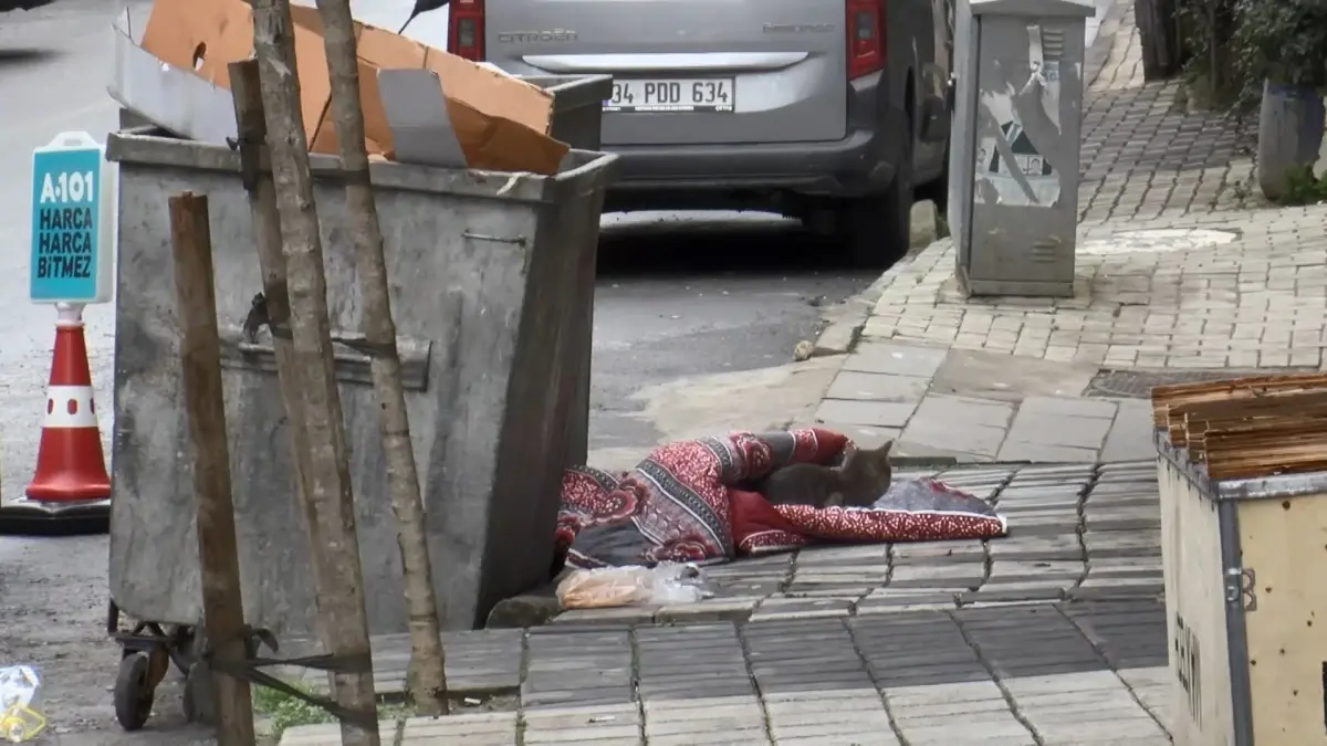 Eyüpsultan’da 3. Katından Düşen Kadın Olay Yerinde Şehit Oldu