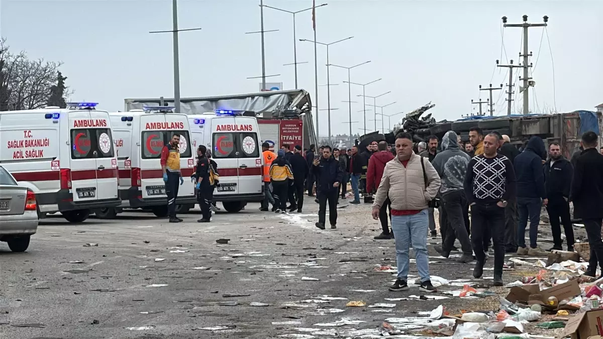 Vezirköprü'de 5 Araç Çarpıştı: 19 Kişi Yaralandı, Öğrenciler de Olayda