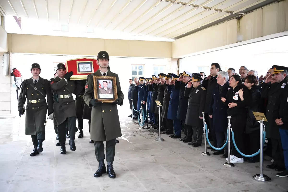 Genelkurmay Başkanı Bayraktaroğlu, Şehit Hava Savunma Binbaşı Sinan Taştekin'in Uğurlama Törenine Katıldı
