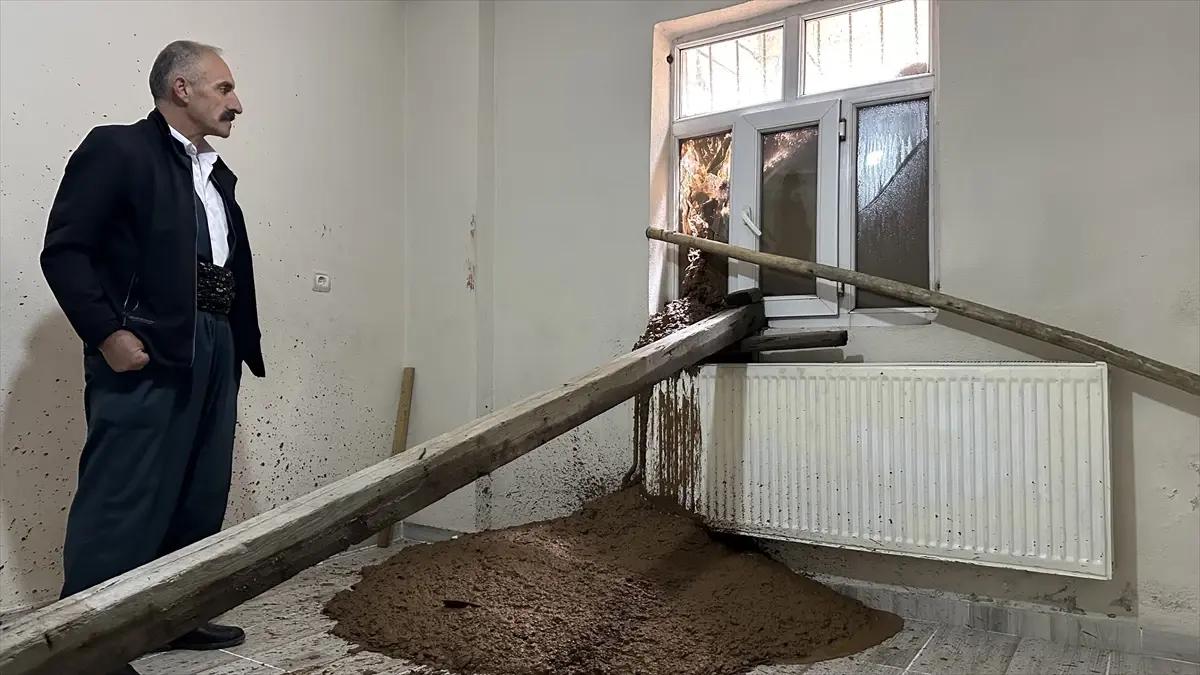Hakkari Şemdinli'de Heyelan: 3 Katlı Evin Alt Katı Şiddetli Zarar Gördü