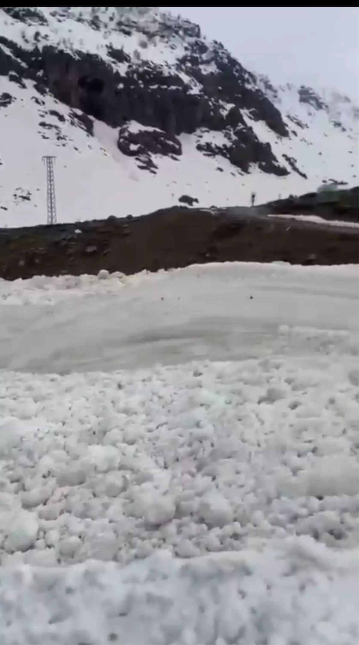 Hakkari'de Çığ Düşüşü Görüntülendi: Yukarı Akkaya Köyü'nde Kısa Sürede Kayıt Altına Alındı