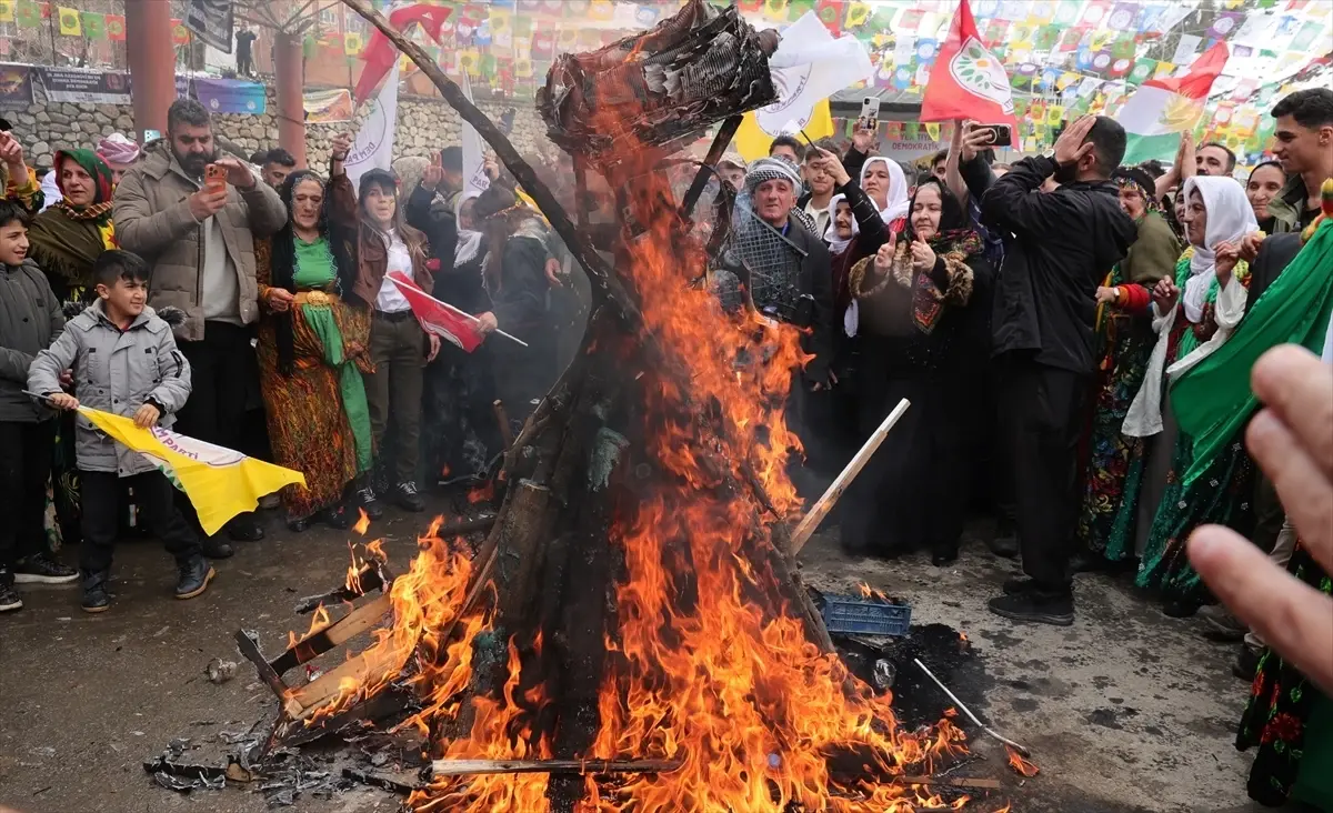 Hakkari'de Nevruz Coşkusu: DEM Parti'nin Güvenlik Altında Düzenlediği Etkinlik