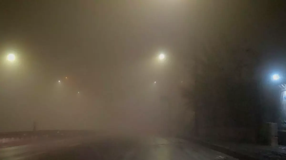 İstanbul’da Gece Saatlerinde Yoğun Sis Görüş Mesafesini Düşürdü