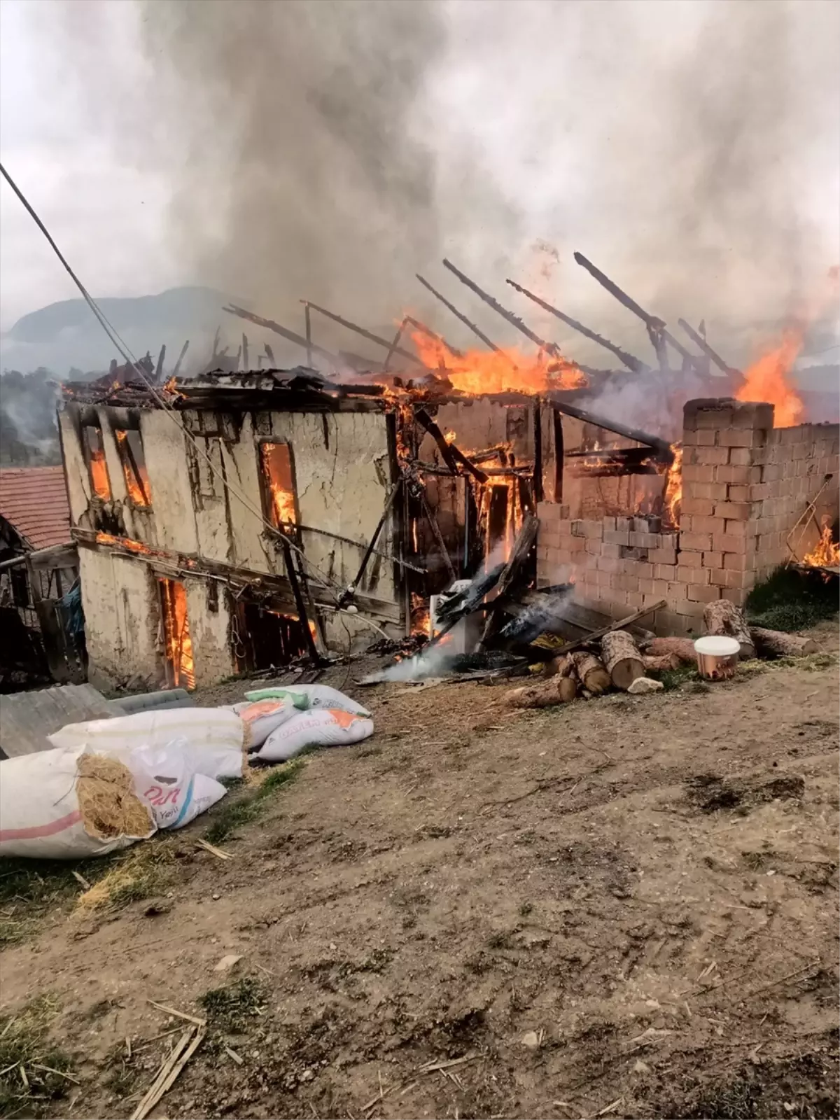Karabük’te 2 Katlı Ahşap Evde Yangın: Ev Kullanılamaz Hale Geldi