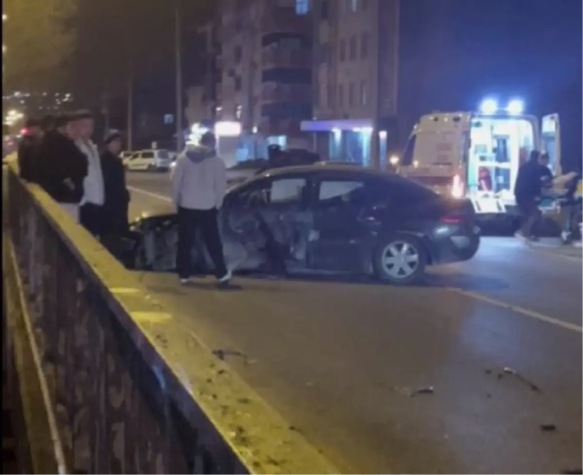 Samsun Atakum’da Sürücü Kediye Kaçınırken Korkuluklara Çarptı, İki Yaralı