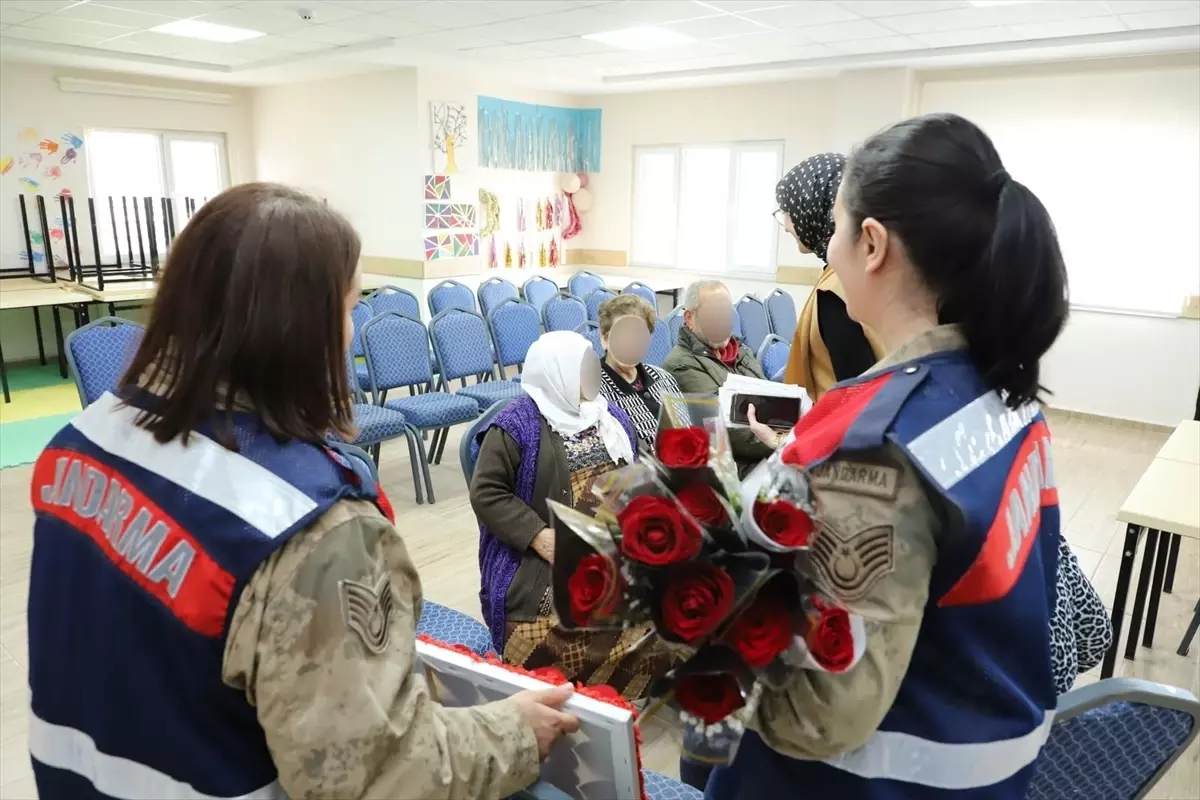 Mardin'de Jandarma Personeli Yaşlılar Haftası'nı Mahmut Özpınar Bakım Merkezi'nde Kutladı