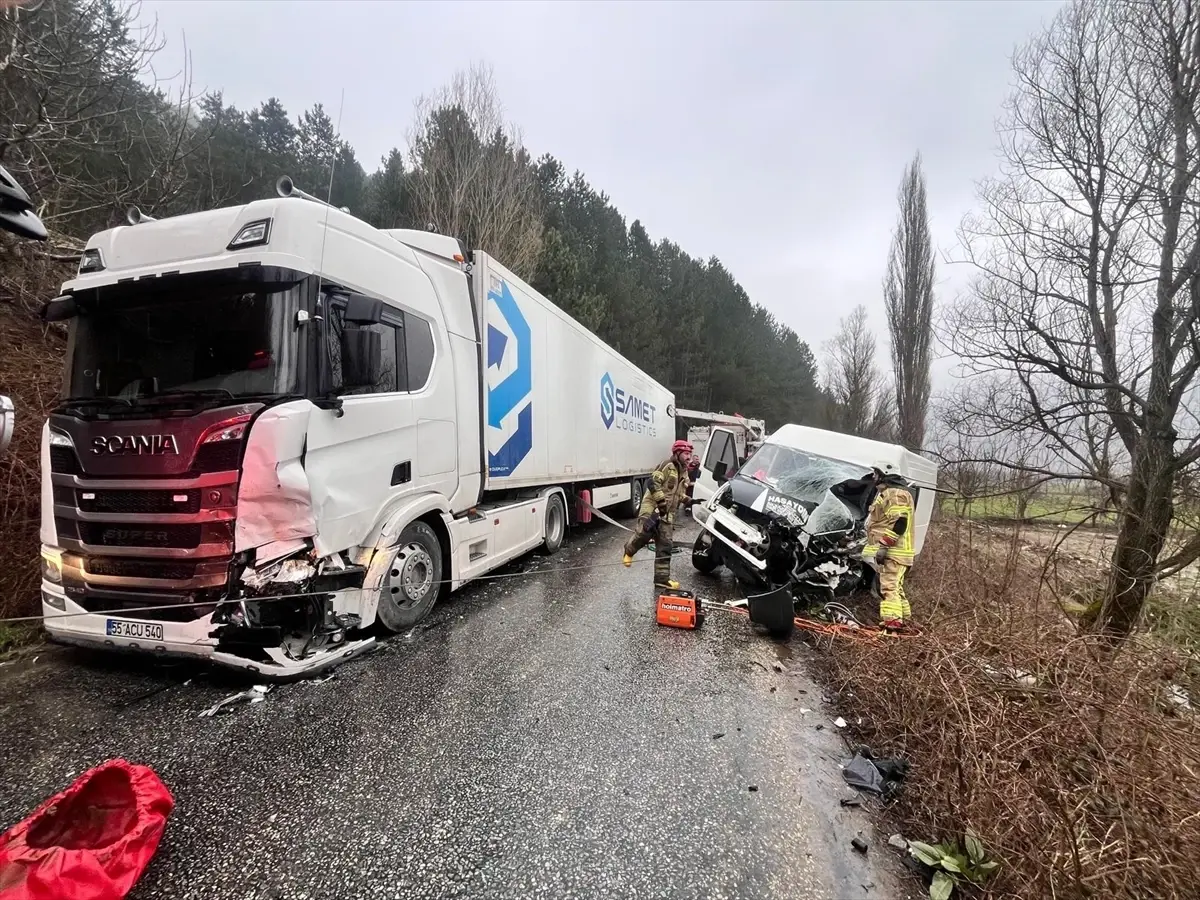 Ödemiş'te Trafik Kazası: Tır ve Minibüs Çarpıştı, 2 Yaralı